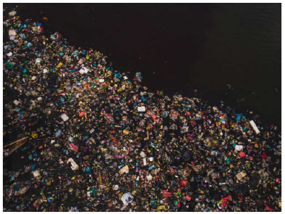 プラスチックごみを流出している川